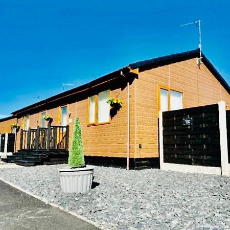 Tulip Cabin With Hot Tub York Exterior foto
